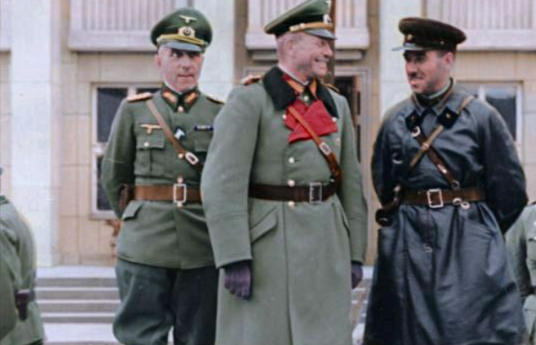 Гудериан и комбриг Кривошеин перед началом военного парада. Брест, 1939 г.