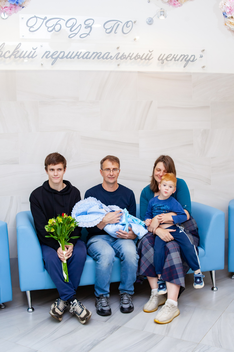 Я заметила на ленькиных штанах небольшое мокрое пятно 🤣 причин ещё не знала, но решила прикрыть, чтоб не позориться