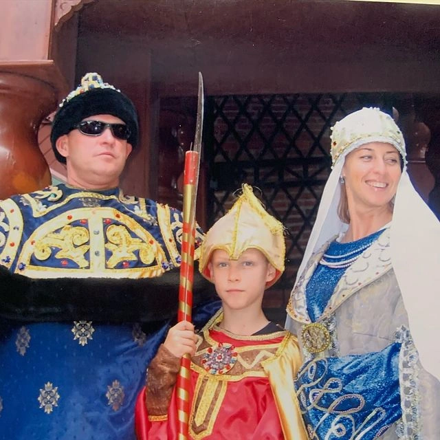 Василий Рыбин в детстве с родителями Натальей Сенчуковой и Виктором Рыбиным. Фото: соцсети