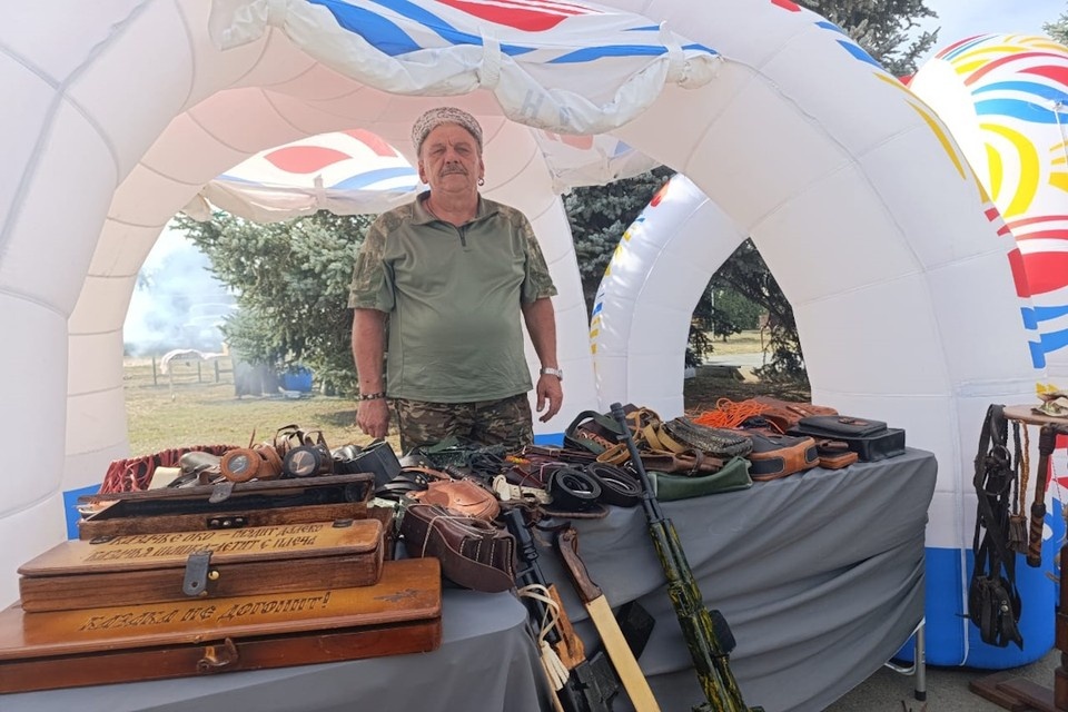    Корреспондент «КП — Ростов-на-Дону» узнал, как Руслан «переплюнул» всех и смастерил коллекцию деревянного оружия: для себя и на продажу. из архива героя публикации