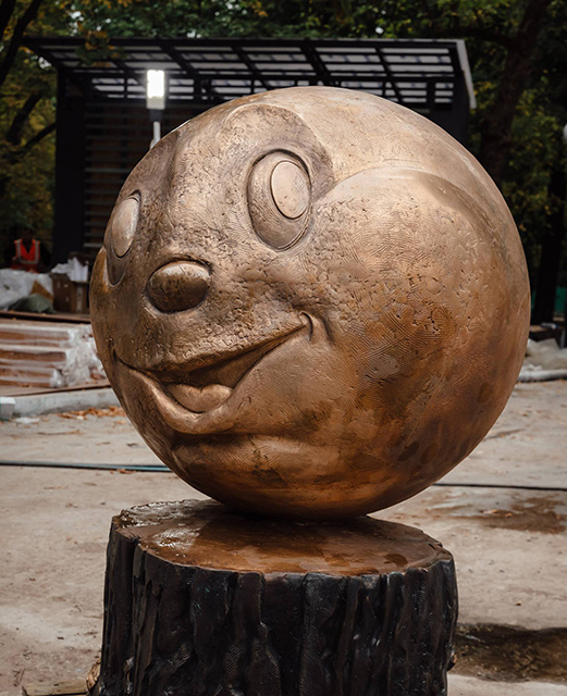    Колобка изготовили в мастерской Российской академии художеств президент академии Василий Церетели и художник Евгений Тетерин