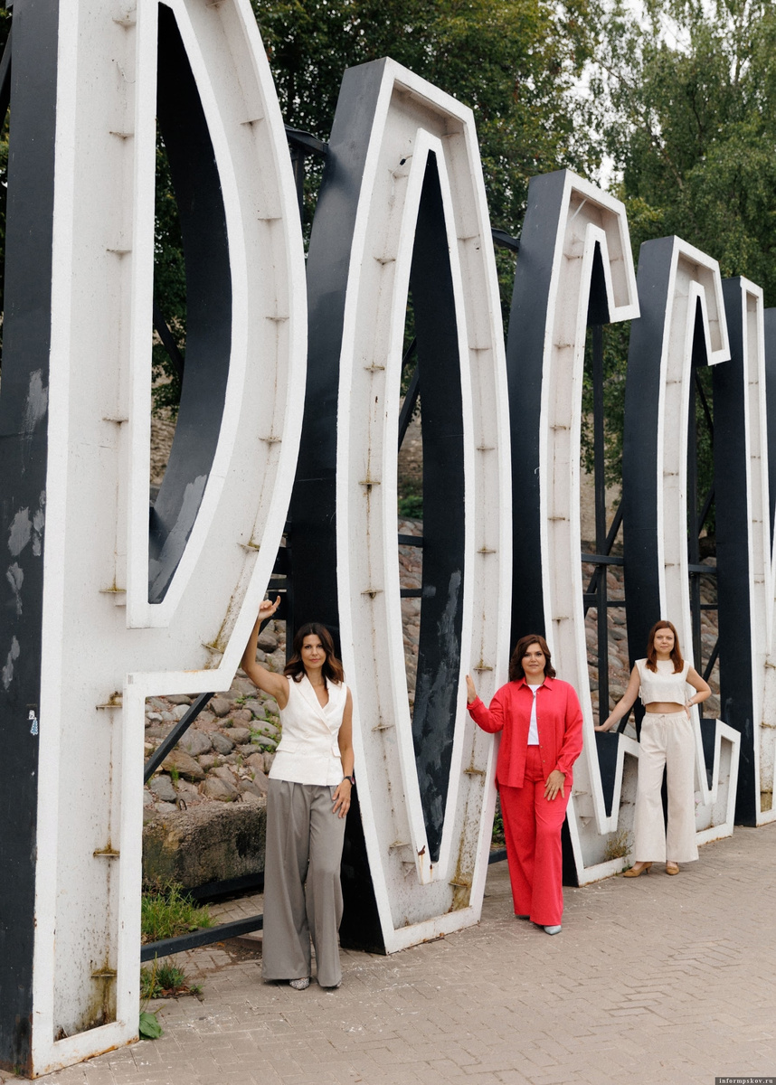 Три участницы выставки. Фото со страницы Натальи Лейкиной