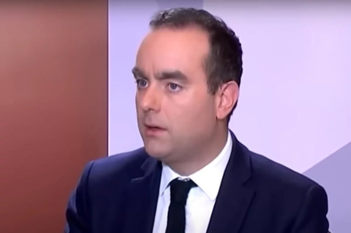    Новый премьер Франции Лекорню принял полномочия у своего предшественника