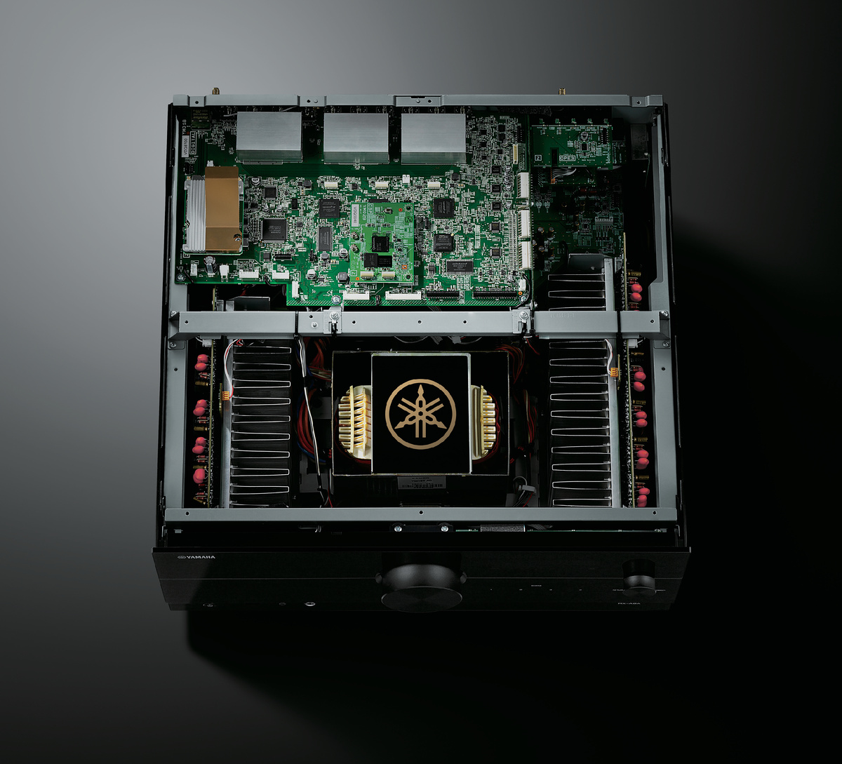 Внутри ресивера Yamaha RX-A8A с высокой скоростью нарастания выходного сигнала