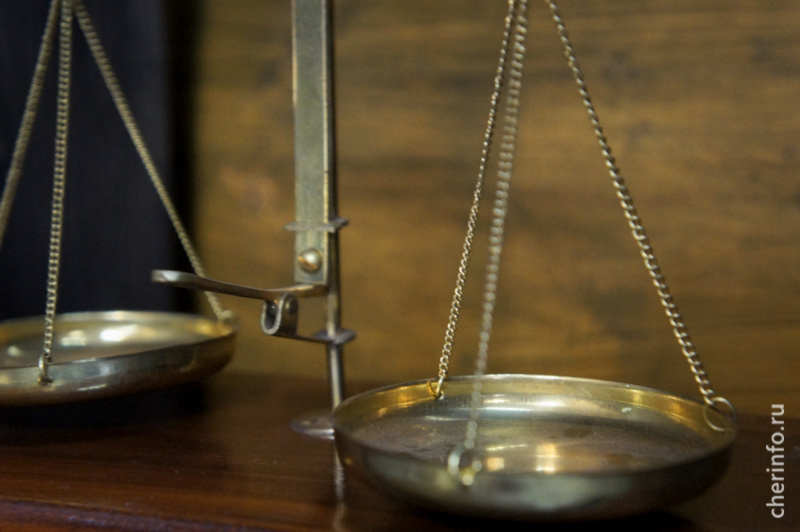    16-летний подсудимый и 15-летний потерпевший учились в одной школе.