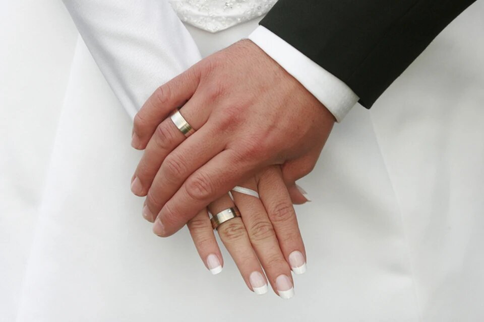 Ученые выяснили: женщины подсознательно ожидают, что изъяны во внешности мужчины, будут компенсированы его щедростью. Фото: GLOBAL LOOK PRESS.