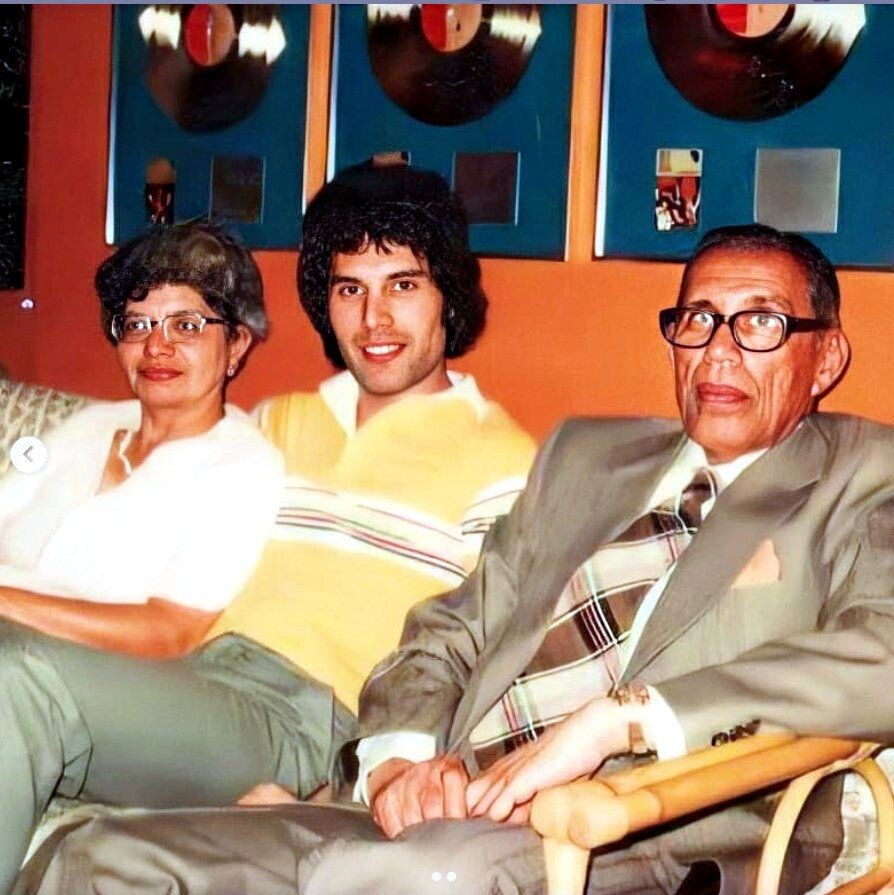 Фото из интернета. Фредди с родителями.