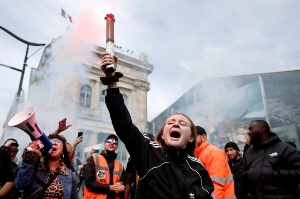    Вокзал в Лионе захватили 400 митингующих, требующих отставку Макрона