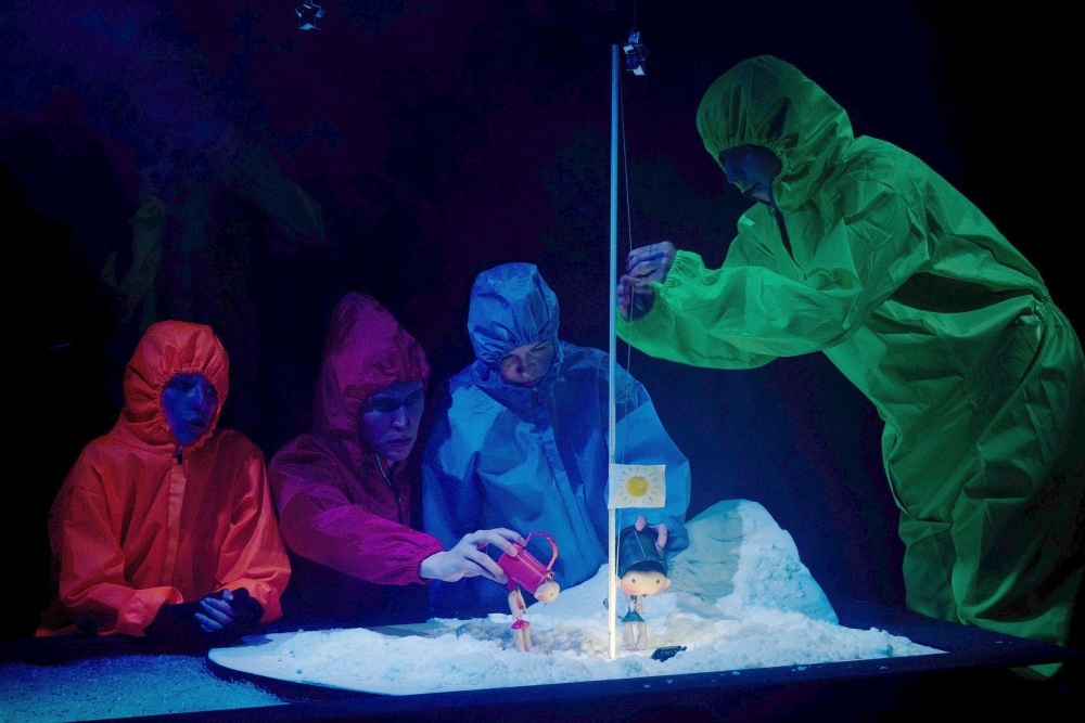    Куклы из "Песочницы" не могут жить как перчаточная кукла или марионетка, а живут совершенно по-другому. / Театр Karlsson Haus