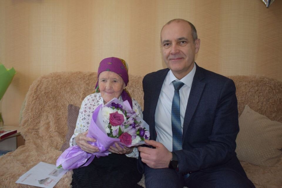    Глава Белокурихи Константин Базаров и Анна Рехтина в ее 105-ый юбилей. Источник: t.me/konstantinbazarov