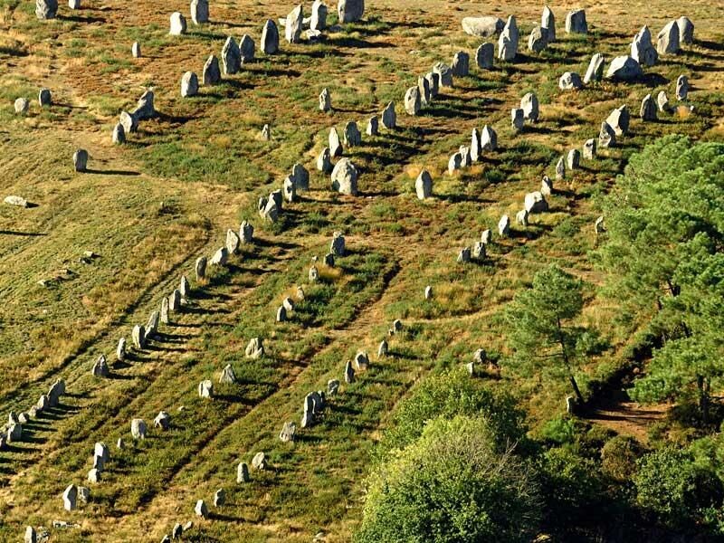 Карнакские камни — условное название комплекса мегалитических сооружений около французского города Карнак в Бретани. Включает аллеи менгиров, дольмены, курганы и отдельные менгиры — более 3000 доисторических мегалитов, высеченных из местных скал.