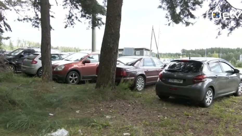    Брошенные автомобили у границы Эстонии с Россией у погранперехода Койдула. Снимок с видео. Автор фото: ETV