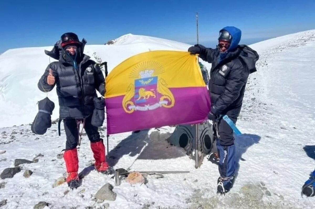    Флаг Ялты подняли на вершине Эльбруса