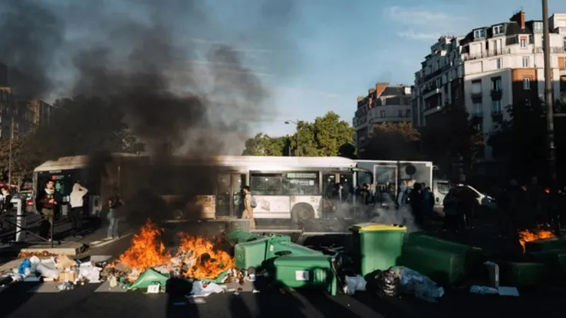 Подобные баррикады можно увидеть во всех крупных городах Франции
Фото:
CBS News