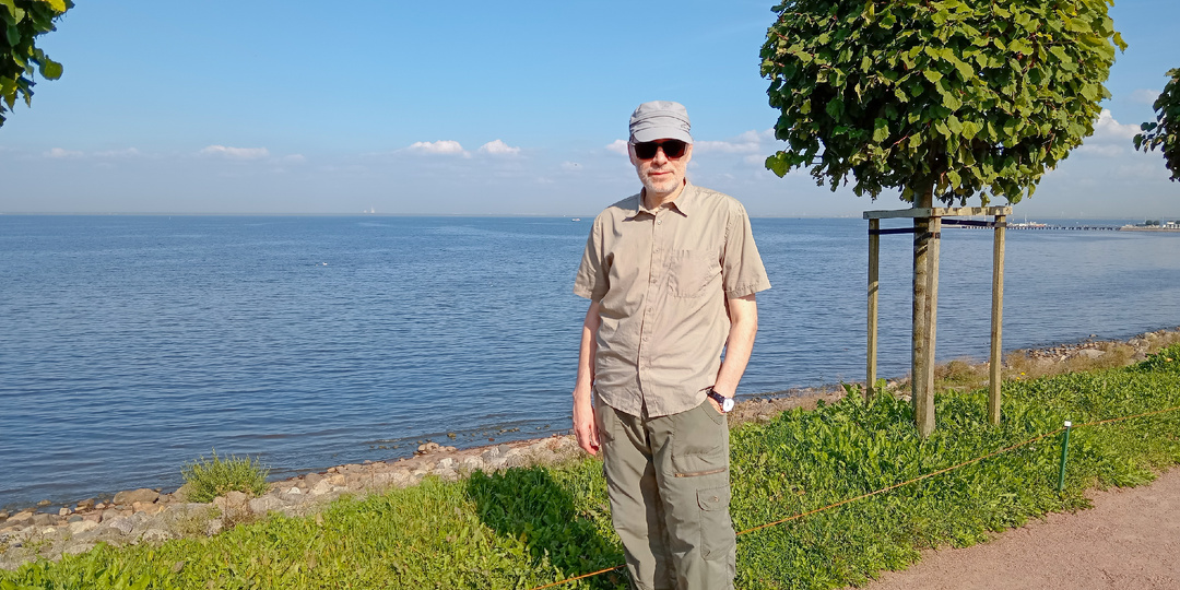 Клава подслушала телефонный разговор мужа, узнала, что он сегодня не уедет, а вернётся ночью домой, чтобы её проверить