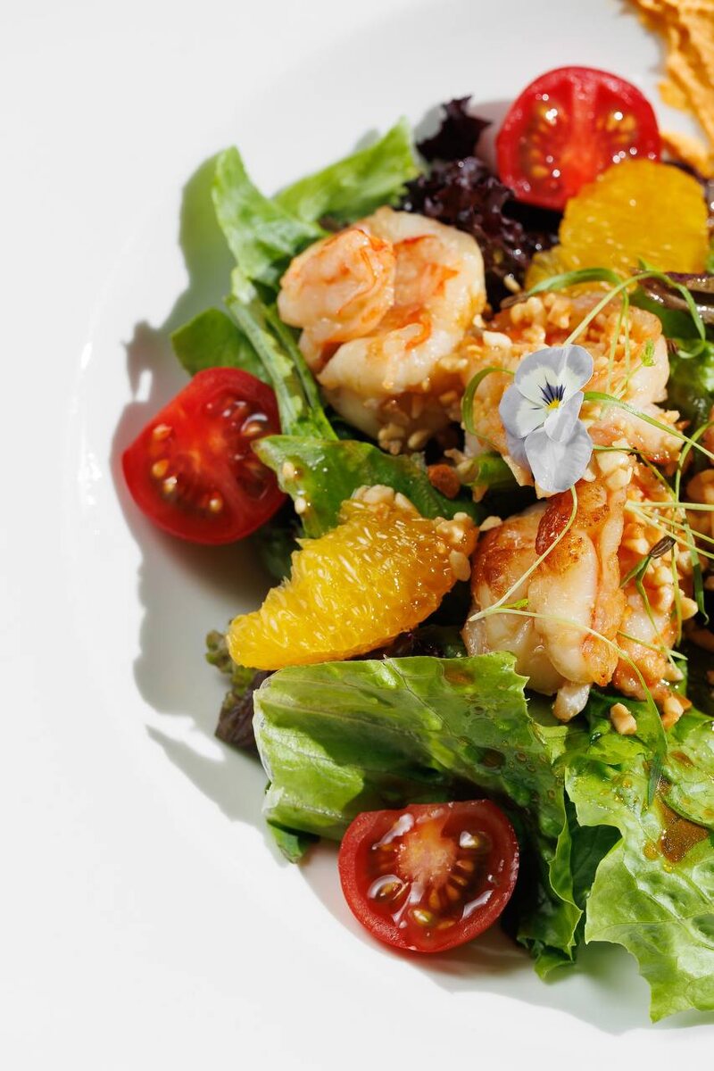 Салат с креветками в соусе том ям