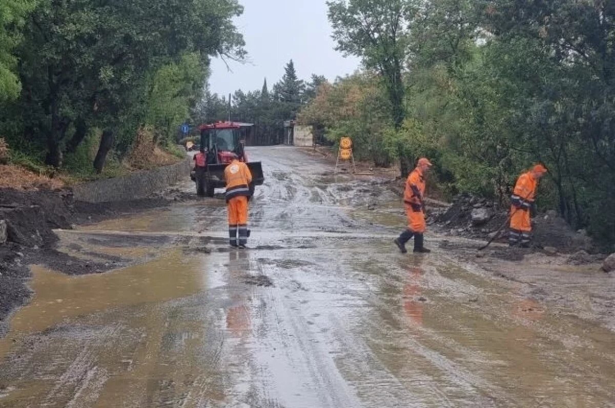    Под Алуштой восстановили движение после схода селя