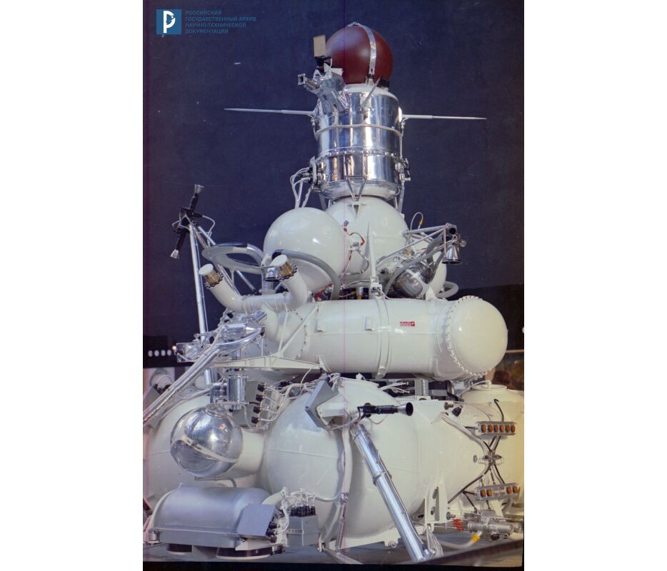 Макет АМС «Луна-16» в павильоне «Космос» на ВДНХ. 1971 г. РГАНТД. Арх. № 1-2809 цв.