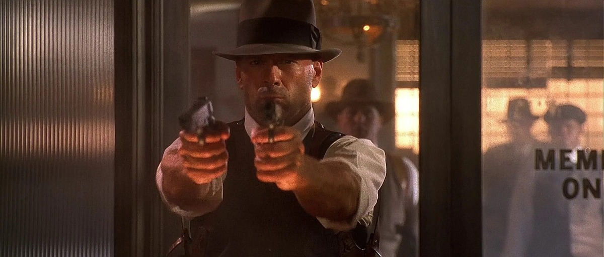 Кадр из х/ф "Герой - одиночка". Брюс Уиллис в роли Джона Смитта. 