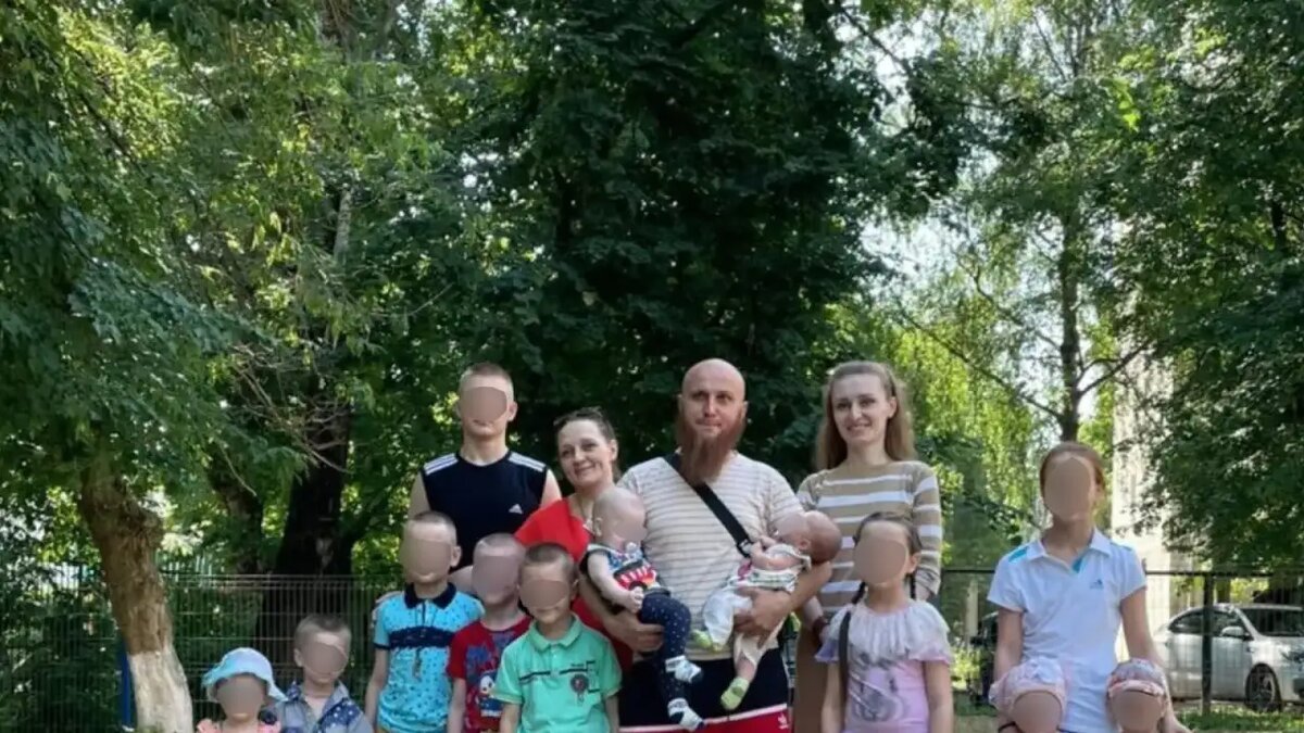    Иван Сухов с детьми и жёнами. © Соцсети