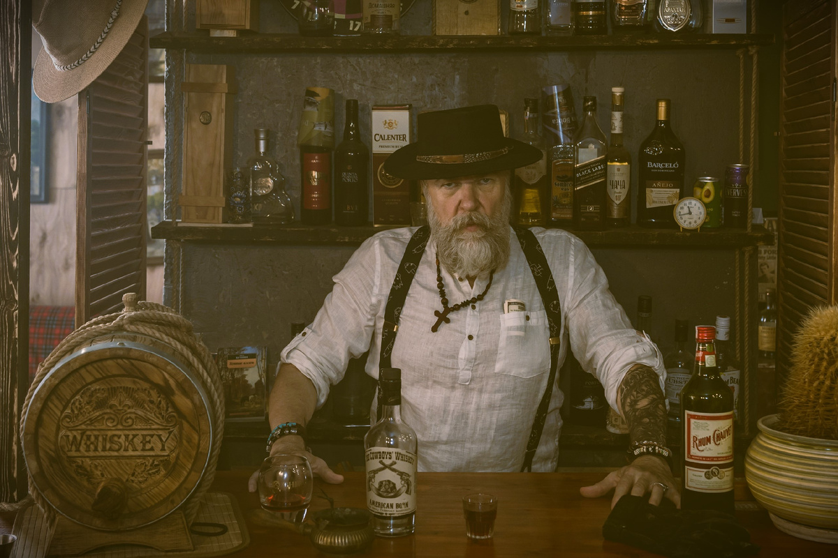 Бармен Майкл Блэк. Фотостудия «Дикий Запад». Фото Демьяна Лопатова.