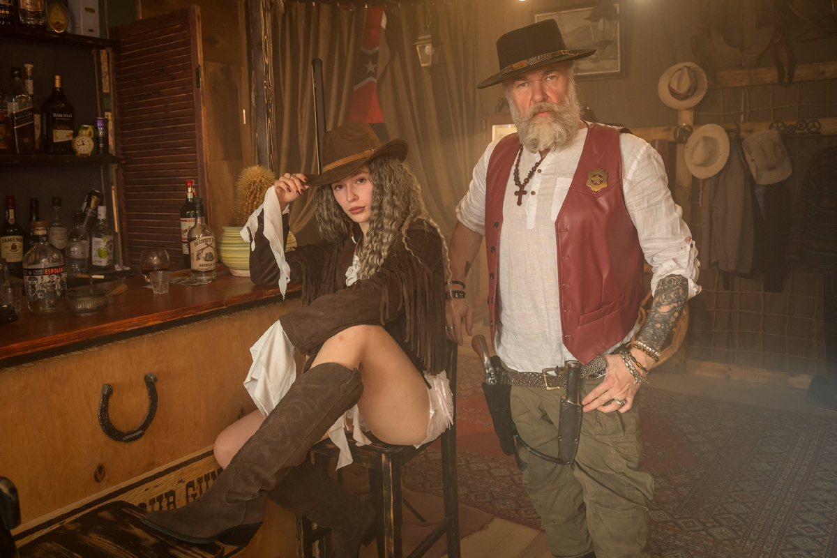 Танцовщица Элис и гангстер Майкл Блэк. Фотостудия «Дикий Запад». Фото Демьяна Лопатова.