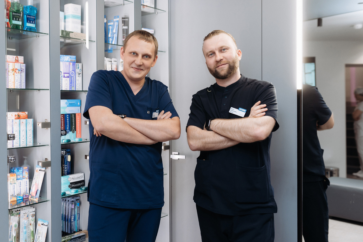 Восстановлением утраченного зуба занимаются врач-стоматолог имплантолог и врач-стоматолог ортопед. 