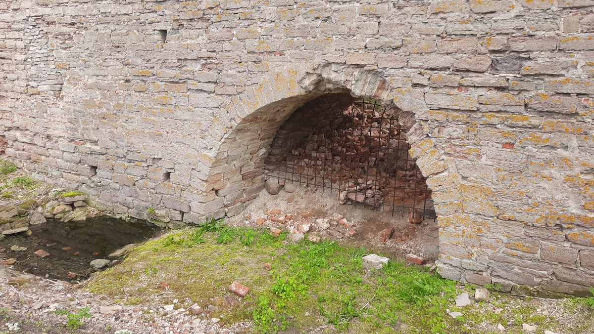 Даже у современного здания были ворота для прохода кораблей внутрь, но сейчас они засыпаны