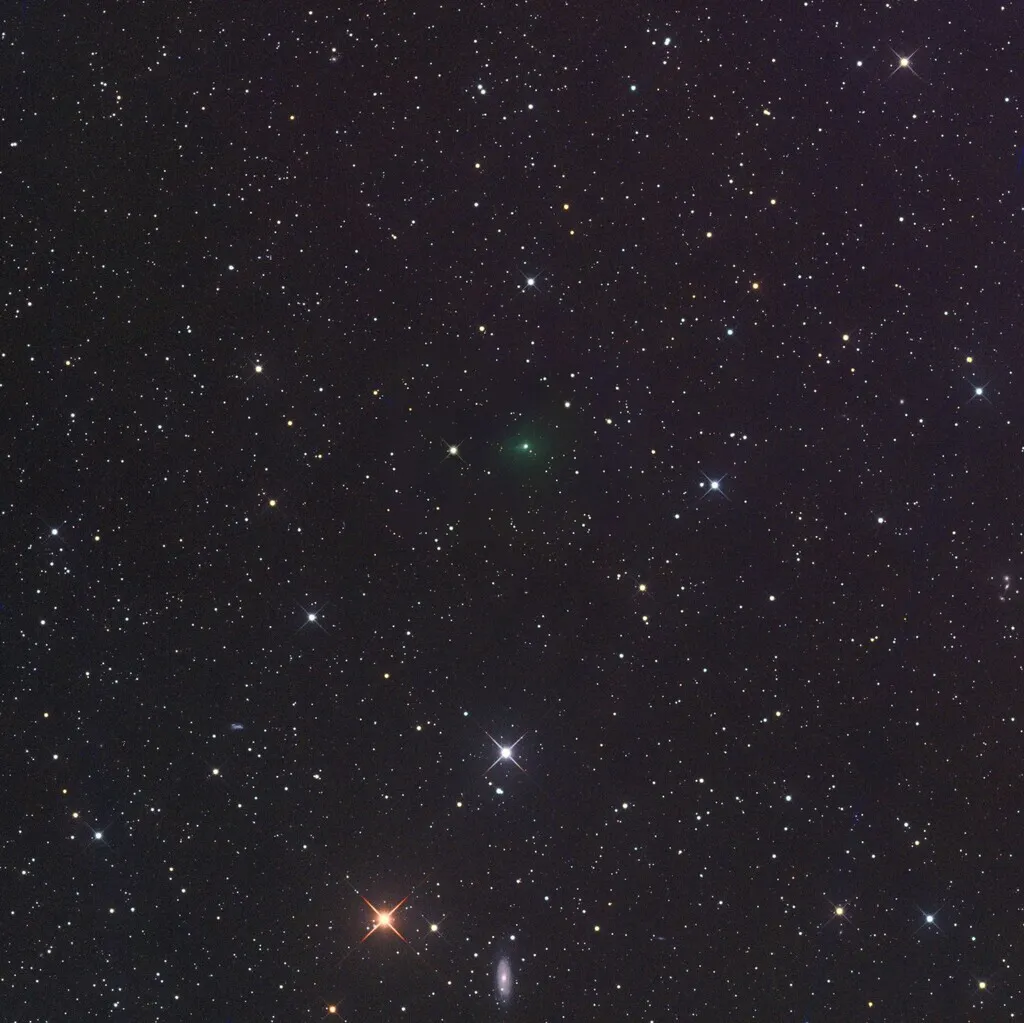 Глубокая съёмка свечения вокруг 3I/ATLAS от 7 сентября 2025 года показывает зелёный цвет. (Фото: М. Йегер и Г. Реманн)