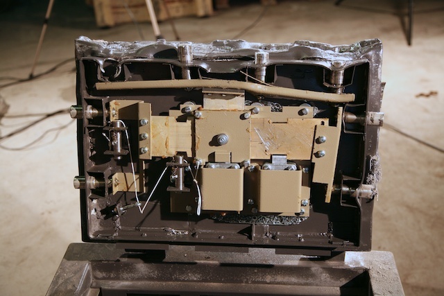 Дверь сейфа "4-го класса взломостойкости" российского производителя, оторванная ломами (без электрического инструмента)