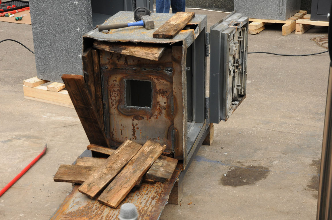 "Сейф" российского производителя из партии, закупленной госпиталем ФСБ: через некоторое время из них пошел запах – между стенок оказались гнилые доски, засунутые туда ... то ли для веса, то ли для изоляции ...