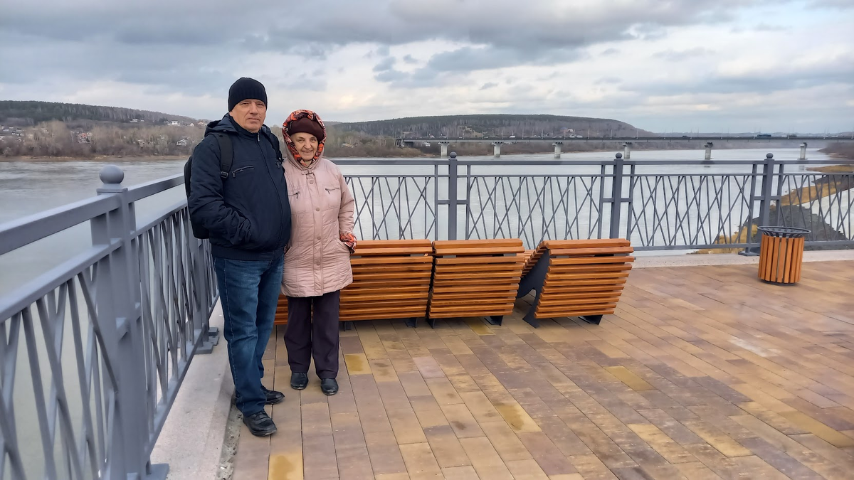 Родители в один из моих прошлых приездов - на набережной
