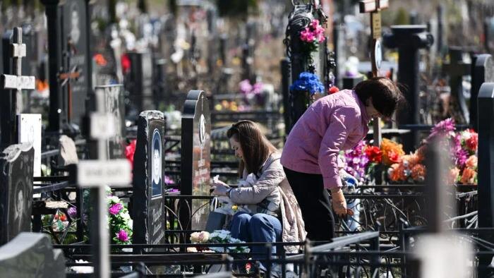 Можно ли убираться на чужой могилке? Многих мучает этот вопрос, потому что есть страшные суеверия. Фото © ТАСС / Александр Рюмин