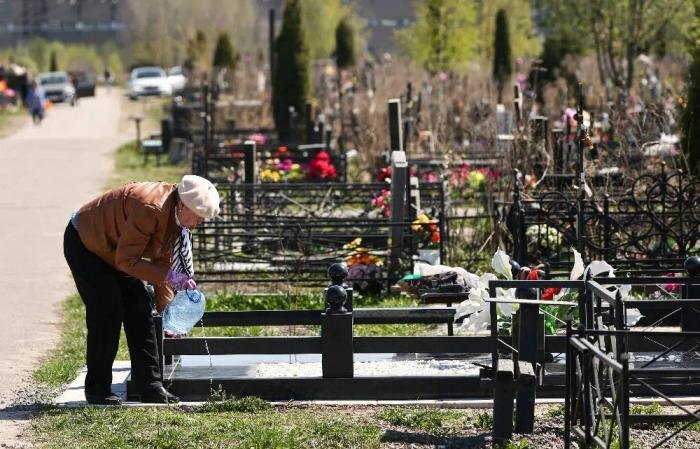 Так когда всё же можно убираться на могилах? Только на Родительские или ещё и в дни памяти? Фото © ТАСС / Александр Рюмин