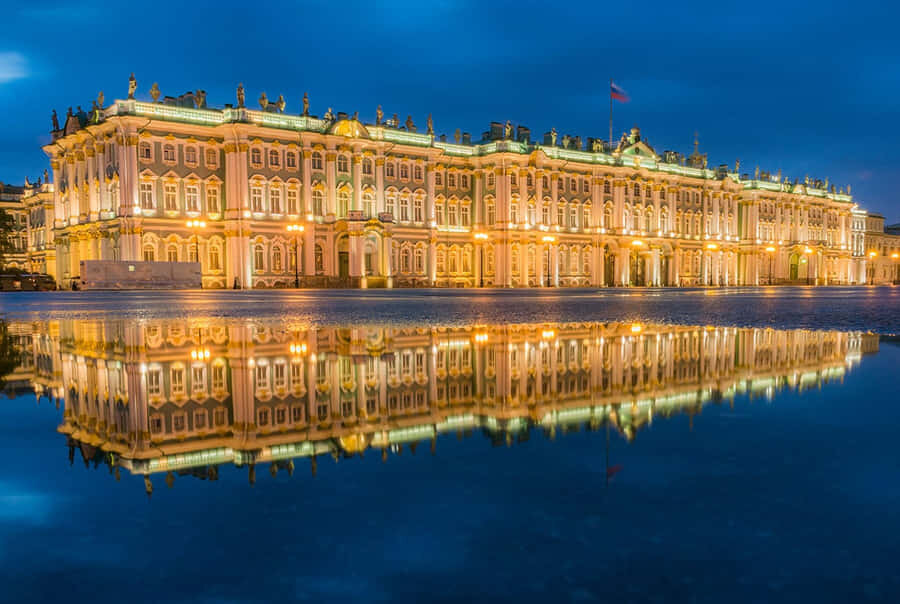 Величественный фасад Зимнего дворца на Дворцовой площади