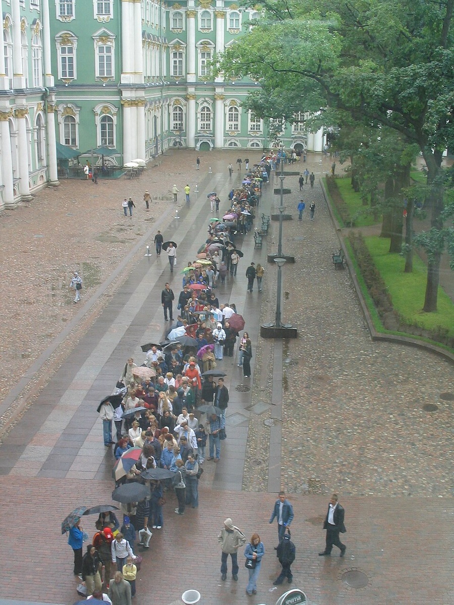 Длинная очередь из туристов, извивающаяся во внутреннем дворе Эрмитажа