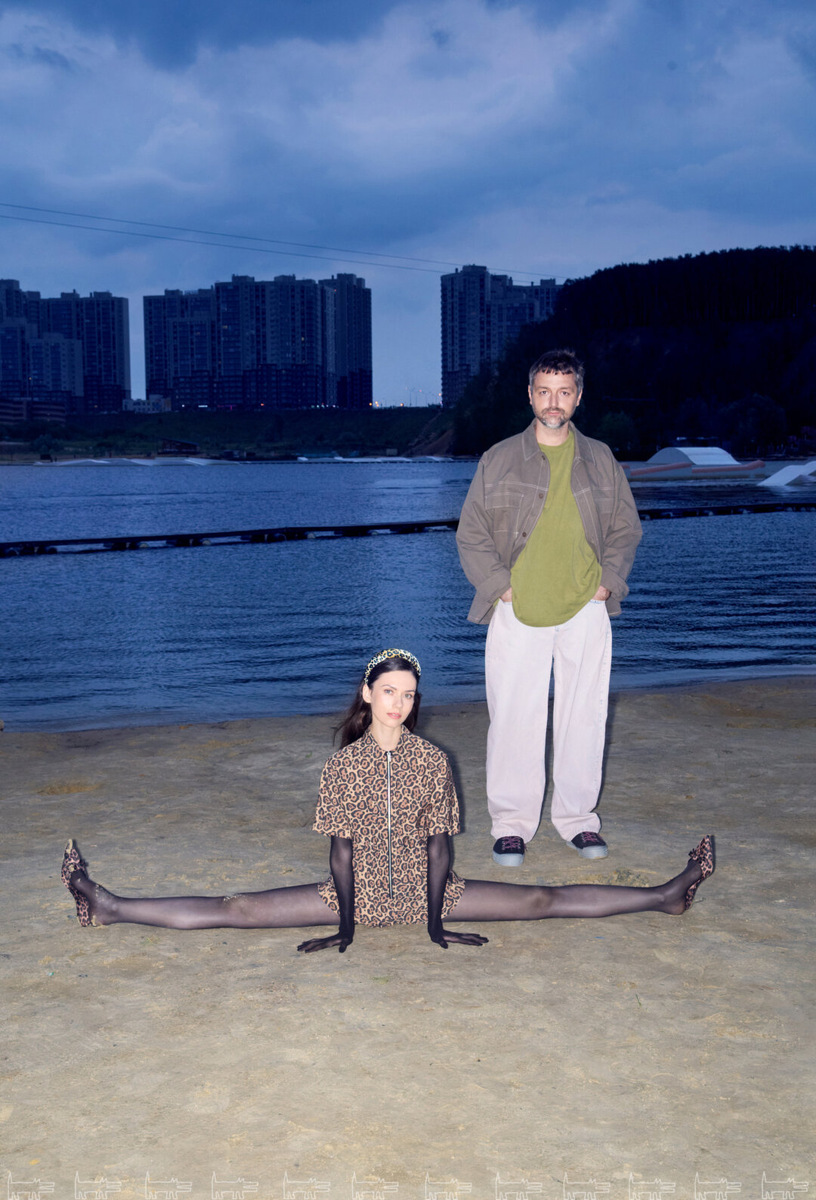    На Алине: комбинезон EMPORIO ARMANI На Александре: куртка DROP POCKET, футболка HERESY, джинсы LOOSE FIT, кеды STAR, NUW.Store (все — Ultima Яндекс Маркет) Фото: Гоша Ин