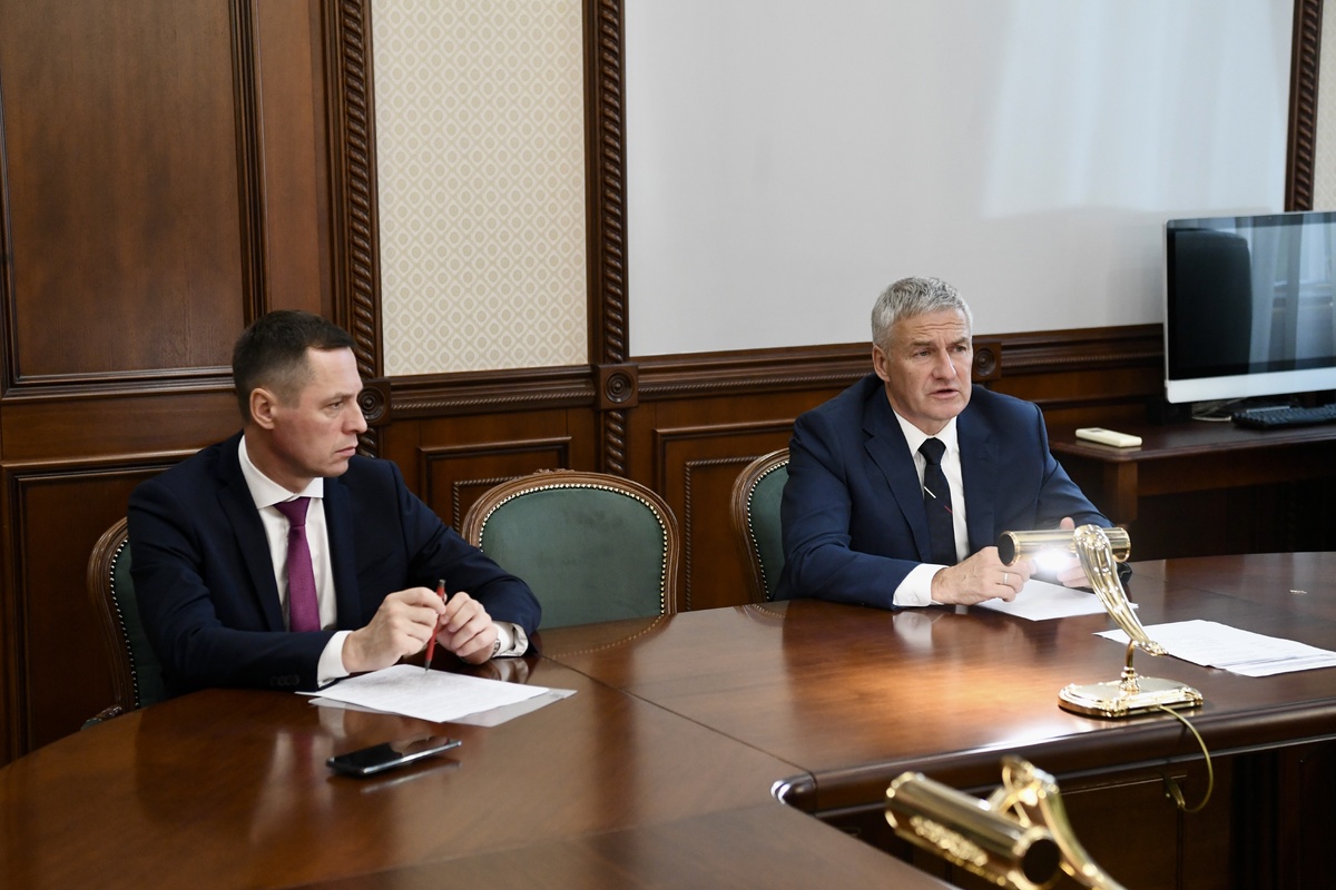 Вице-премьер региона Олег Ермолаев и глава Карелии Артур Парфенчиков. Фото: «Республика» / Оксана Кудряшова  📷
