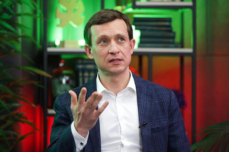    Айрат Хайруллин подчеркнул, что Татарстан — едва ли не единственный регион России, который во время беспилотной опасности сохраняет для абонентов возможность позвонить и небольшое «окно» выхода в глобальную сеть.   
Фото: «БИЗНЕС Online»