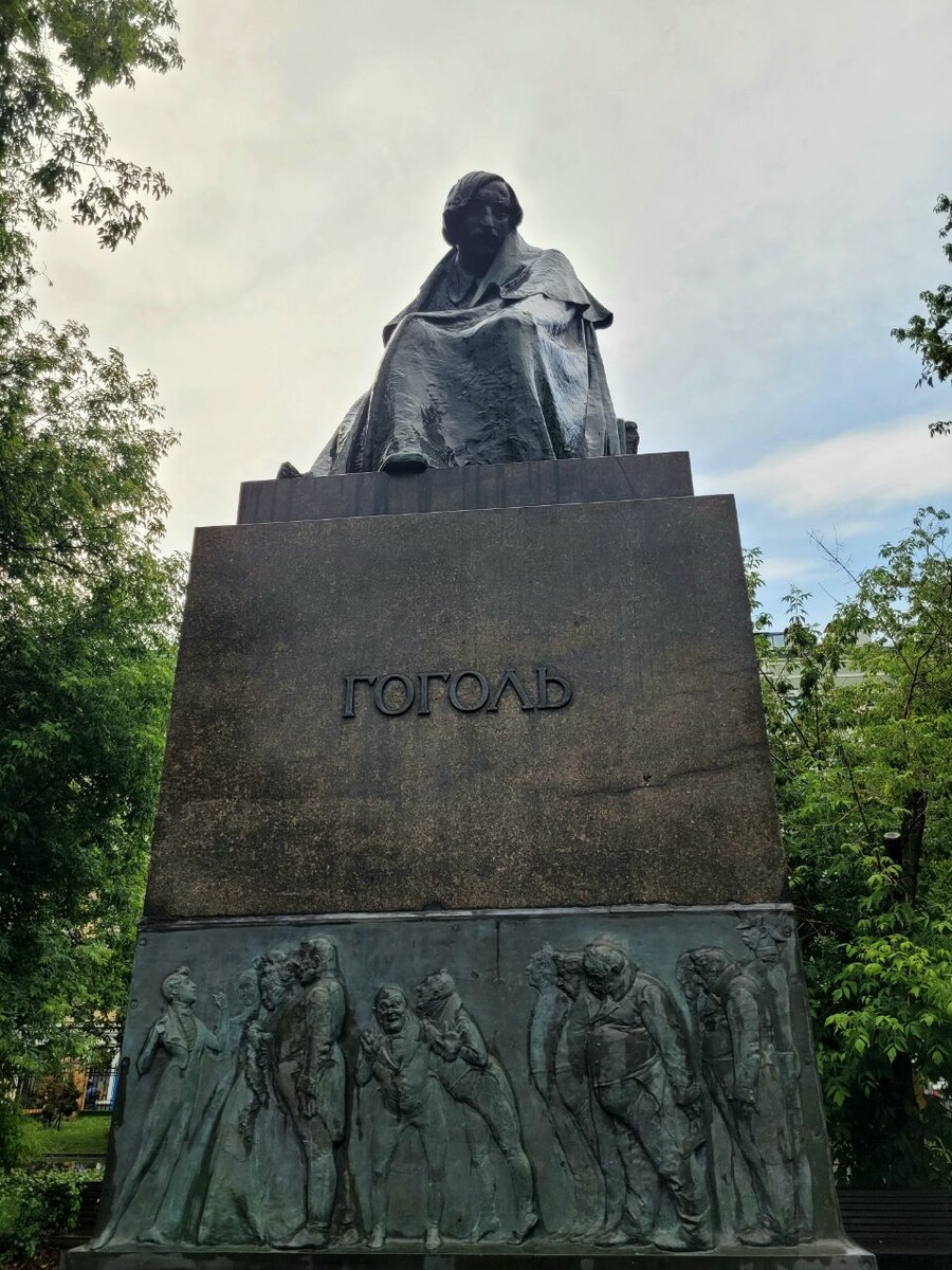 На территории музея находится и памятник Гоголю