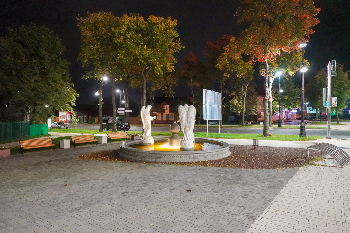 Площадь на перекрёстке Ростовской и Октябрьской улиц.