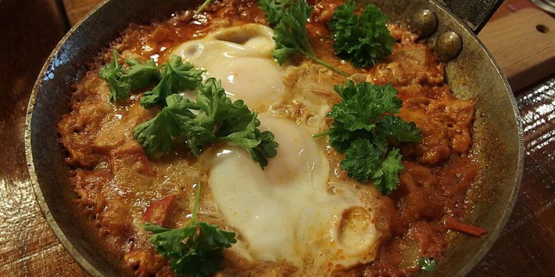 Вкусное утро: яичница с кабачками и помидорами на сковороде