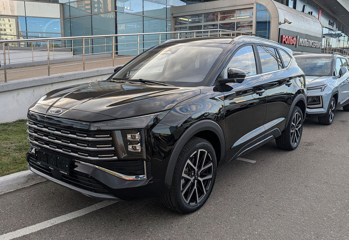 «Москвич 8» — это брат-близнец кроссовера JAC Sehol X8 Plus, который в Китае дебютировал еще в 2022 г. с чуть более мощным (плюс 10 сил) турбомотором и механической коробкой в базовой версии (у нас — только робот). Фото: Журнал Авито Авто/Кирилл Кадощук
