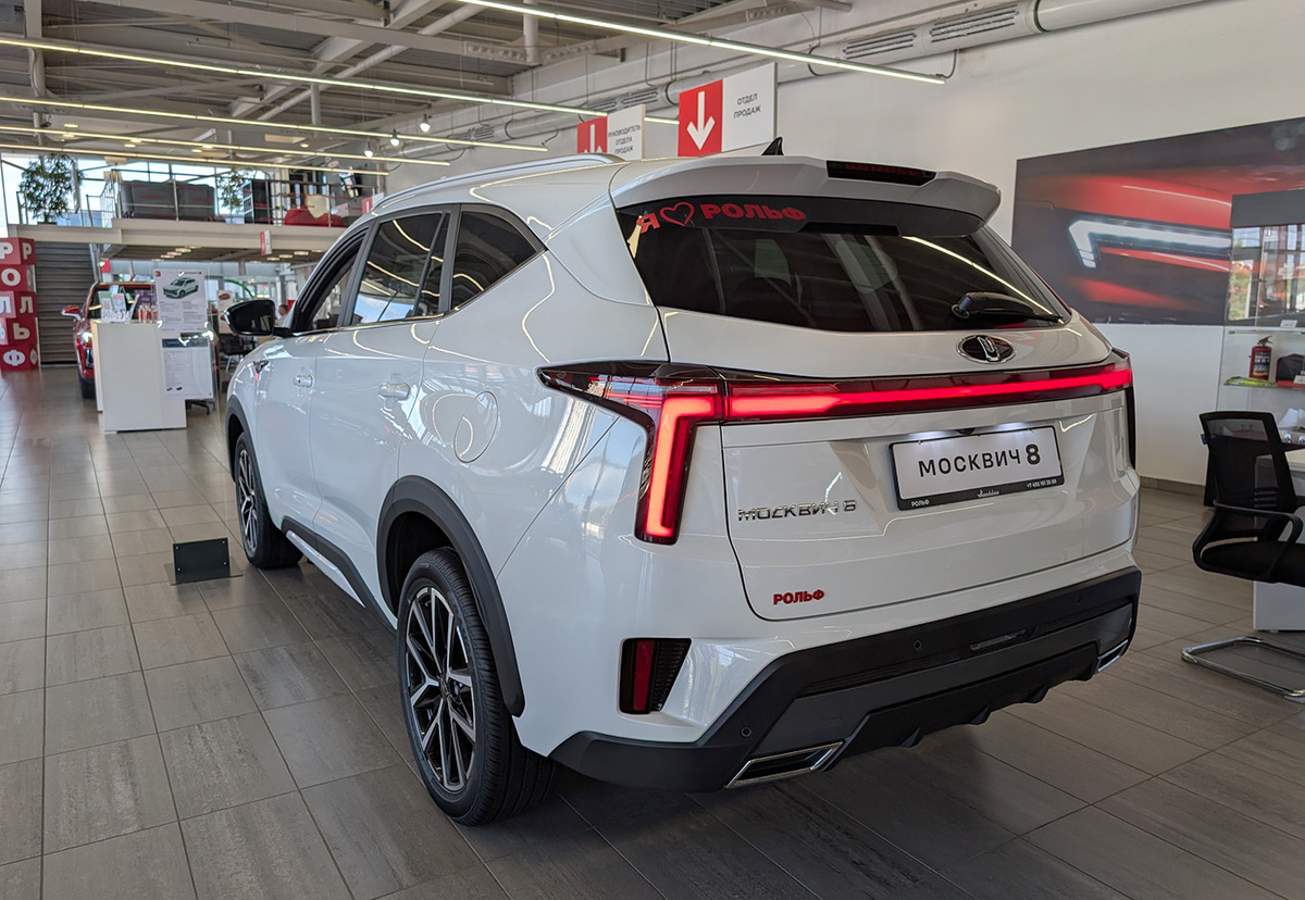 «Москвич 8» визуально не кажется большим, хотя длина у него — 4,82 м, то есть он на 10 см длиннее Chery Tiggo 8 Pro Max. Фото: Журнал Авито Авто/Кирилл Кадощук