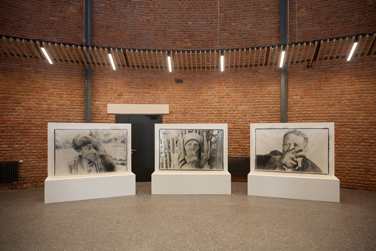    Экспозиция выставки «Семейный альбом» Владимира Куприянова