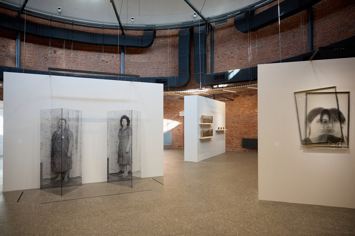    Экспозиция выставки «Семейный альбом» Владимира Куприянова