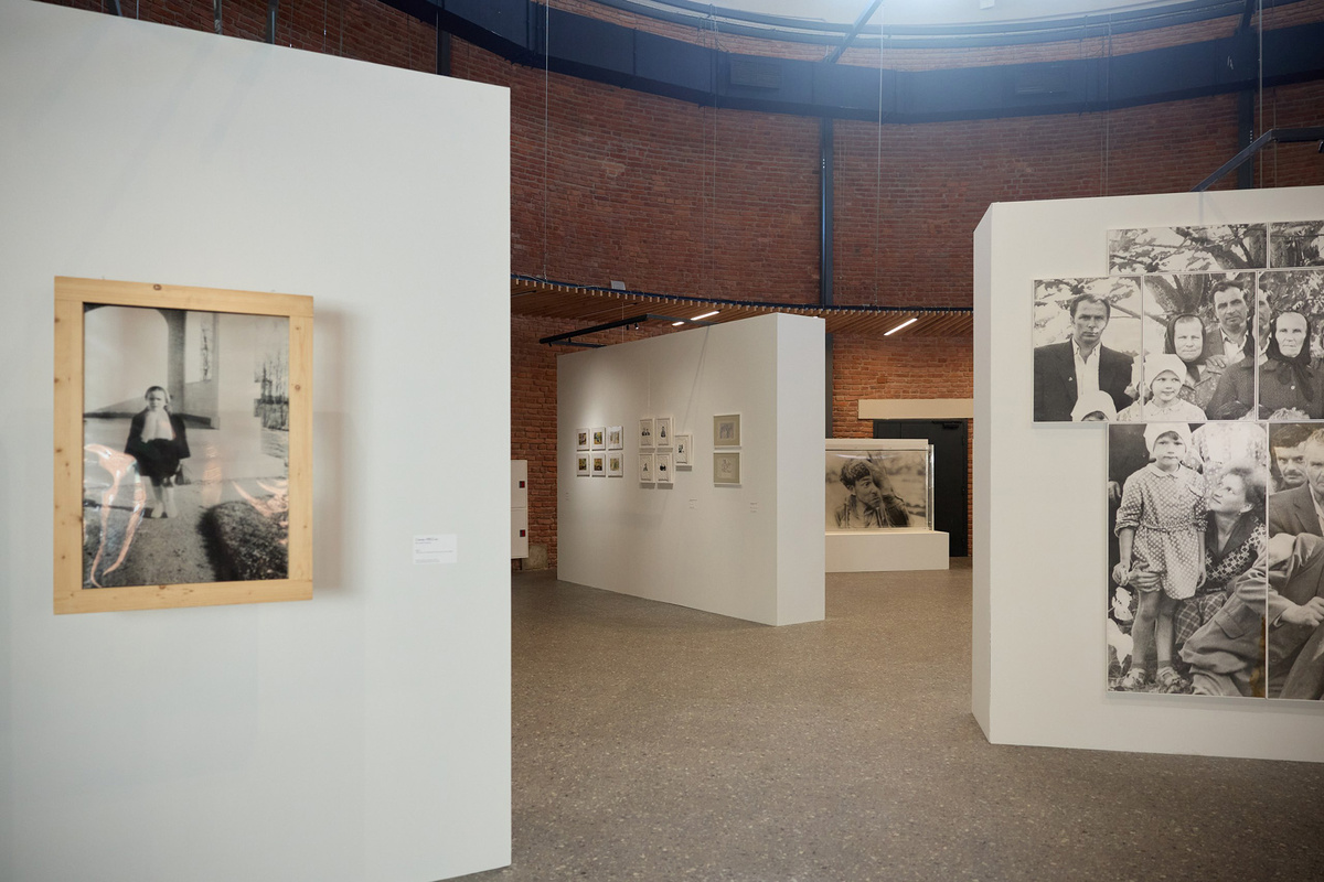    Экспозиция выставки «Семейный альбом» Владимира Куприянова