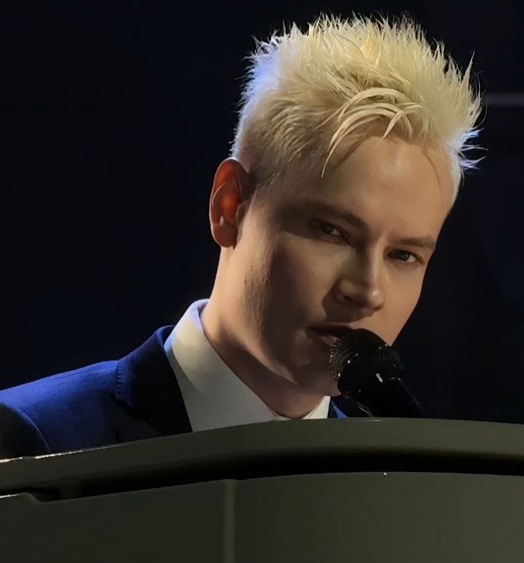 Человек, корысть которому чужда абсолютно. Но Пугачева судит обо всех по себе. Из интернета 