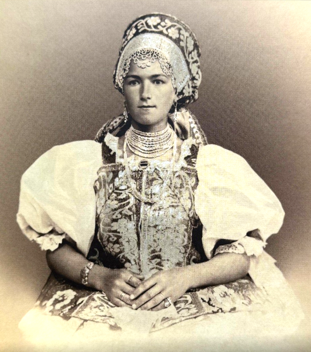 Крестьянская девица Архангельского уезда, 20 лет. Фото сделано в 1866 году к Первой этнографической выставке, которая проходила в московском Манеже