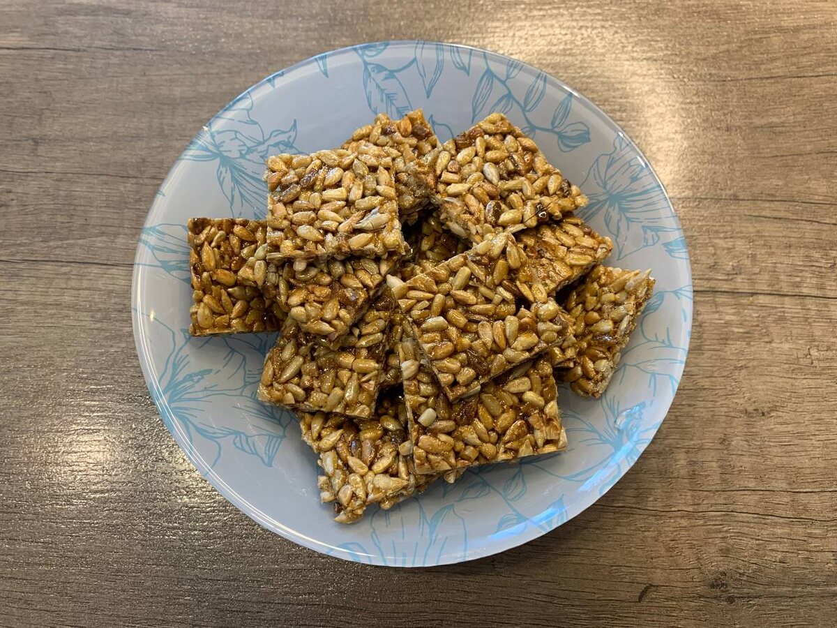 Готовые козинаки в тарелке